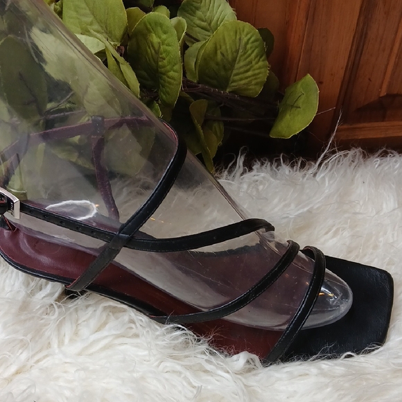 Elegant Black Strappy Women's Heels - Picture 3 of 16